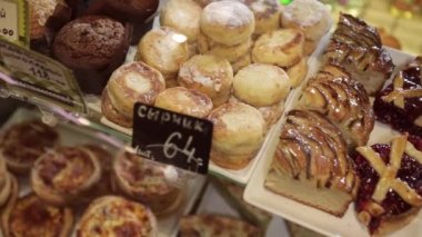 Kremalı kek ve börek meyve ile.