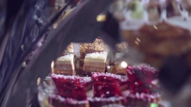 Kremalı kek ve börek meyve ile.