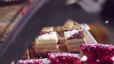 Kremalı kek ve börek meyve ile.
