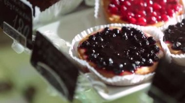 Kremalı kek ve börek meyve ile.