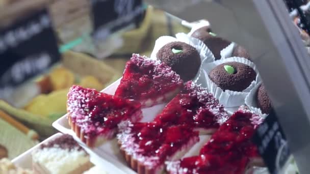 Pasteles cremosos y pasteles con frutas . — Vídeos de Stock