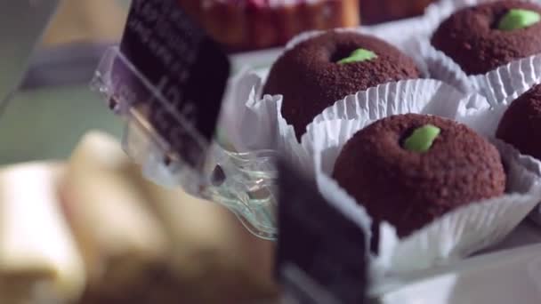 Krémes sütemények és torták, gyümölcsös. — Stock videók