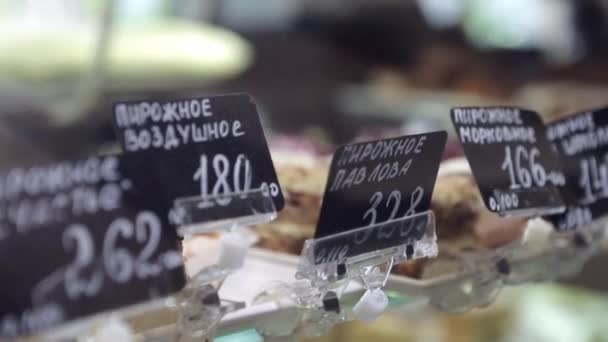 Bolos cremosos e tortas com frutas . — Vídeo de Stock