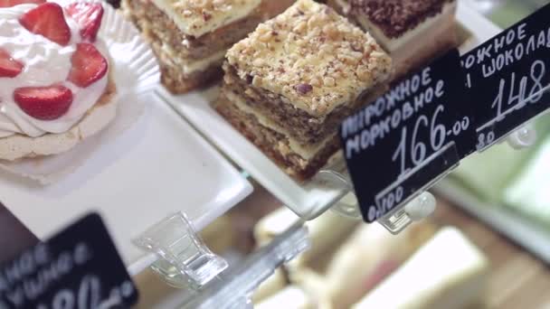 Pasteles y pasteles en la panadería — Vídeos de Stock