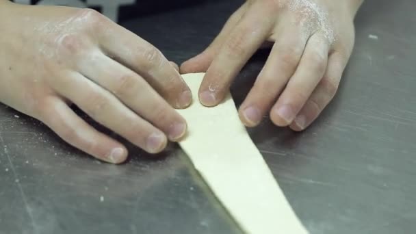 Matlagning många små croissanter — Stockvideo