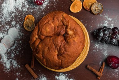 Noel pastası panettonu ve Noel süsleri. Düz Yatay Görünüm