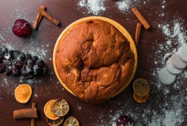 Noel pastası panettonu ve Noel süsleri. Düz Yatay Görünüm