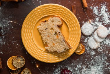 Noel pastası dilimi ve Noel süslemeleri. Düz Yatay Görünüm