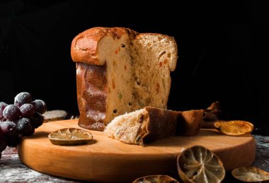 Geleneksel Noel panettone 'u. Köy arka planında kurumuş meyveler. Panettone Noel için geleneksel İtalyan tatlısıdır.