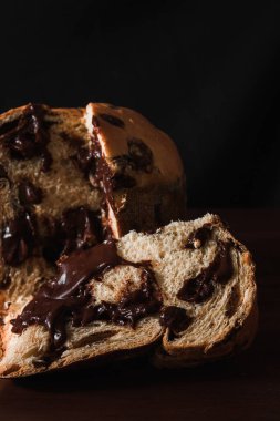 Koyu ahşap arkaplanda izole edilmiş çikolata panettone, metin için boşluk.