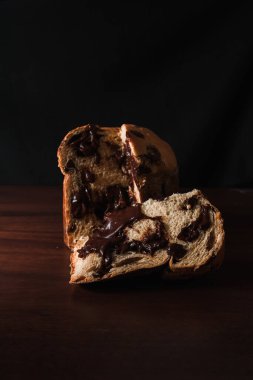 Koyu ahşap arka planda izole edilmiş çikolata panettonu.