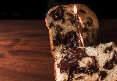 Köy arka planında geleneksel Noel panettonunu kapat. Panettone Noel için geleneksel İtalyan tatlısıdır.