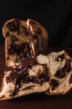 Köy arka planında geleneksel Noel panettonunu kapat. Panettone Noel için geleneksel İtalyan tatlısıdır.