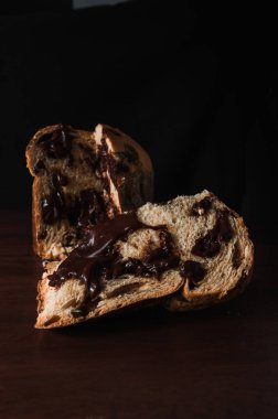 Koyu ahşap arka planda izole edilmiş çikolata panettonu.