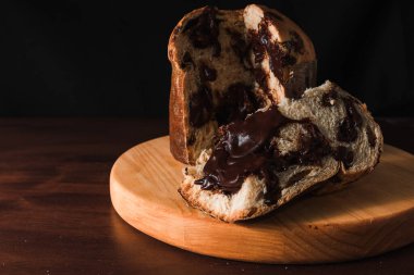 Koyu arkaplanda çikolatalı panettone dilimi. Brezilya 'da çikolata rengi olarak bilinen Panettone.