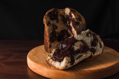 Koyu arkaplanda çikolatalı panettone dilimi. Brezilya 'da çikolata rengi olarak bilinen Panettone.