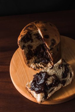 Koyu arkaplanda çikolatalı panettone dilimi. Brezilya 'da çikolata rengi olarak bilinen Panettone.