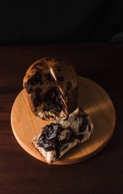 Köy arka planında geleneksel Noel panettonunu kapat. Panettone Noel için geleneksel İtalyan tatlısıdır.