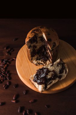Köy arka planında geleneksel Noel panettonunu kapat. Panettone Noel için geleneksel İtalyan tatlısıdır.