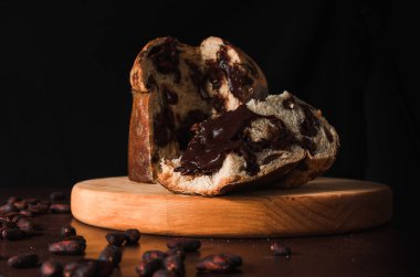 Köy arka planında geleneksel Noel panettonunu kapat. Panettone Noel için geleneksel İtalyan tatlısıdır.