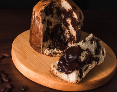 Koyu ahşap arkaplanda izole edilmiş çikolata panettone, metin için boşluk.