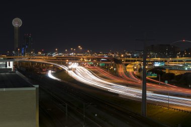 Otoyol I-35 Dallas Reunion Tower ile üzerinde ışık yollar