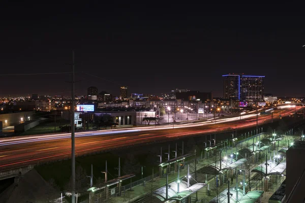 Light trails on highway I-35 in Dallas by Victory Station — Stock Photo, Image