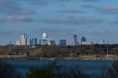 Dallas, Teksas 'ın ufuk çizgisi Beyaz Kaya Gölü' nün doğu kıyısından suya bakarken görülüyor..