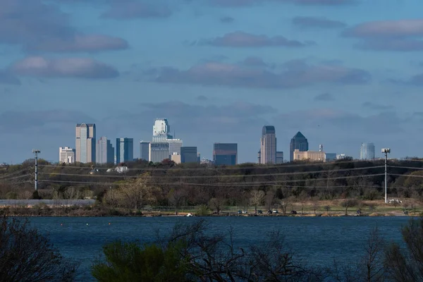 Dallas, Teksas 'ın ufuk çizgisi Beyaz Kaya Gölü' nün doğu kıyısından suya bakarken görülüyor..