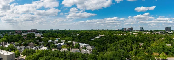 Panoramik, kuzeybatı manzaralı, Dallas banliyösü, Texas Turtle Creek 'teki 17. katın balkonundan..