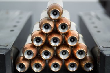 Oyuk bağlantısı, bakır ceketli mermi bir piramit betwe yığılmış