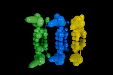 Üç renkli balon köpek kaniş üzerinde bir ayna