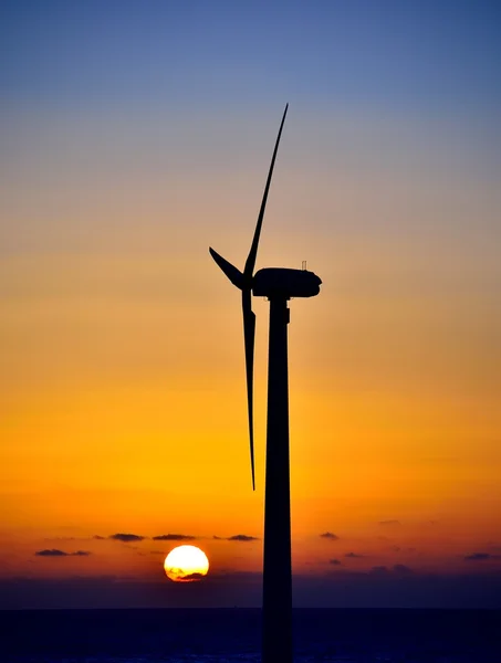 日出时的风力发电机组 — 图库照片