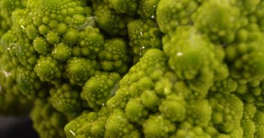 Romanesco brokoli lahanası ve su damlaları yakın çekim dönüşümlü doku.