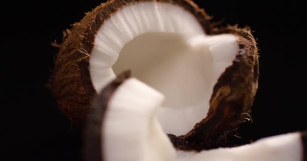 Świeże kokosy obracające się na czarnym tle. — Wideo stockowe