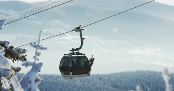 Skihütten in einem Skigebiet in den Bergen. Die Bewegung der Skilifte in einem verschneiten Winterberg. Scheregesch, Russland. — Stockvideo