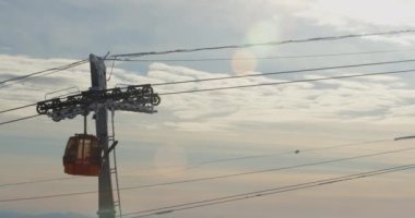 Dağ kayak merkezindeki asansör kabinleri. Kayak hareketi karlı bir kış dağında yükselir. Sheregesh, Rusya.