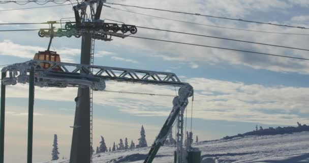 Skihütten in einem Skigebiet in den Bergen. Die Bewegung der Skilifte in einem verschneiten Winterberg. Scheregesch, Russland. — Stockvideo