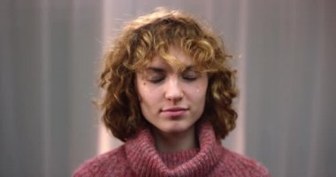 Kamerada gülümseyen genç bir kadının portresi. Çekimde Dolly.