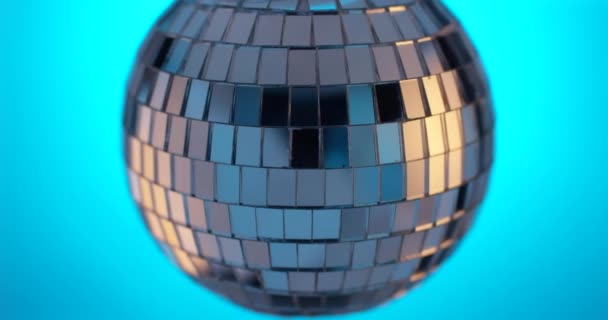 Boule disco filant en fond bleu vue rapprochée. — Video