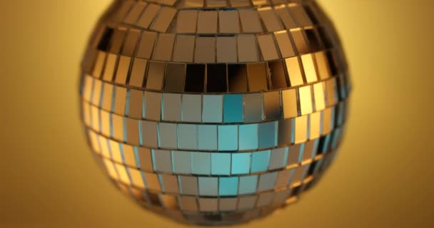 Disco bollen snurrar i gul bakgrund närbild visa. — Stockvideo