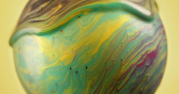 Abstrakte flüssige Farbe fließt in einer rotierenden Kugel. Fluid-Art-Konzept. — Stockvideo