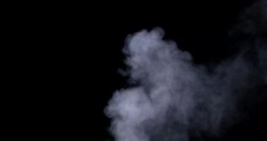 Yavaş çekimde siyah arkaplanda buharlaşan duman veya sis bulutları.