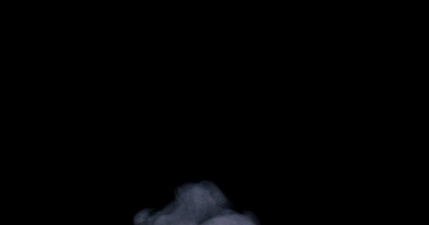 Nubes abstractas de humo o niebla vaporizándose sobre fondo negro en cámara lenta. — Vídeos de Stock