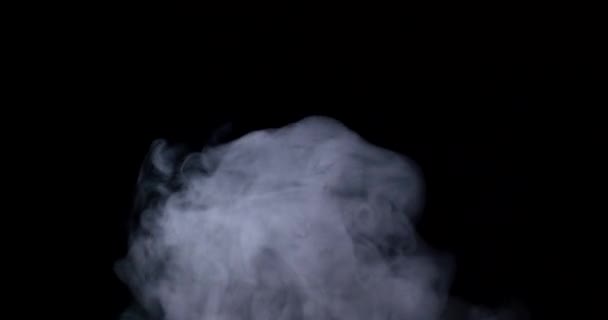 Yavaş çekimde siyah arkaplanda buharlaşan duman veya sis bulutları. — Stok video