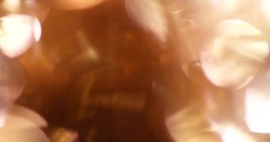 Siyah arkaplanda ışık sızıntısı var. Bokeh etkisi parlak geçiş, RED kamera ile çekim.