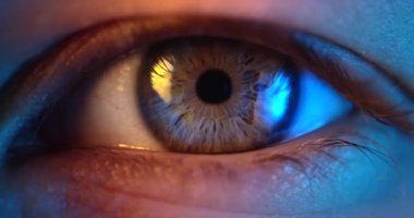 Dişi insan gözüne aşırı yakın çekim. Kadın göz kırpıyor..