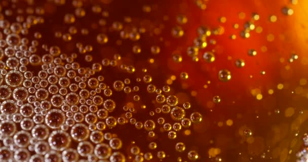 Пузыри плавают на жидкой поверхности. Аннотация крупным планом пива, сидра или просекко. — стоковое видео