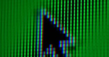 Bilgisayar monitörü RGB pikselleri ve üzerindeki imleci aşırı yakın çekim. Kırmızı kamerada görüntülendi..