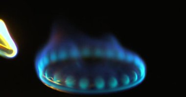 Kamp ocağı bir yangın kibriti tarafından yakılıyor. Doğal gaz kavramı.